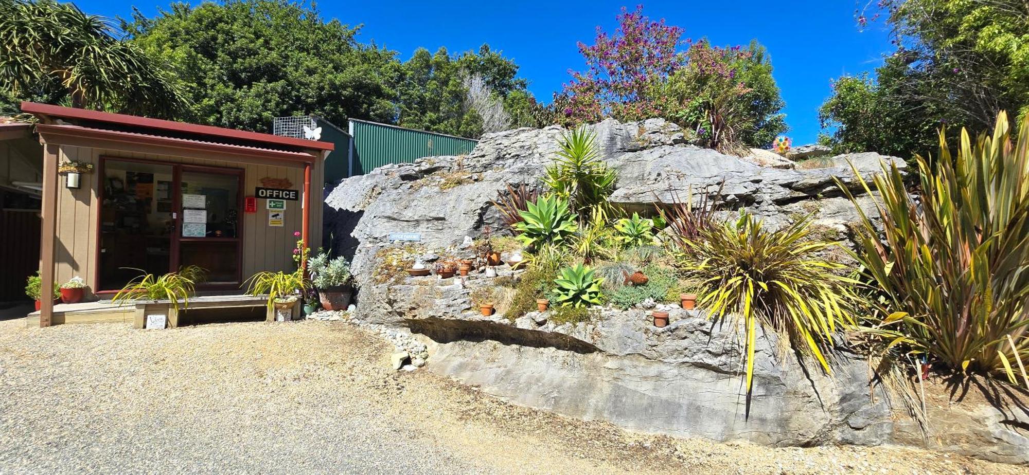 The Rocks Chalets Takaka Exteriör bild